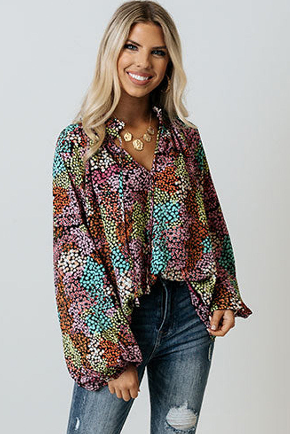 Veelkleurige, levendige, gebloemde blouse met V-hals en pofmouwen