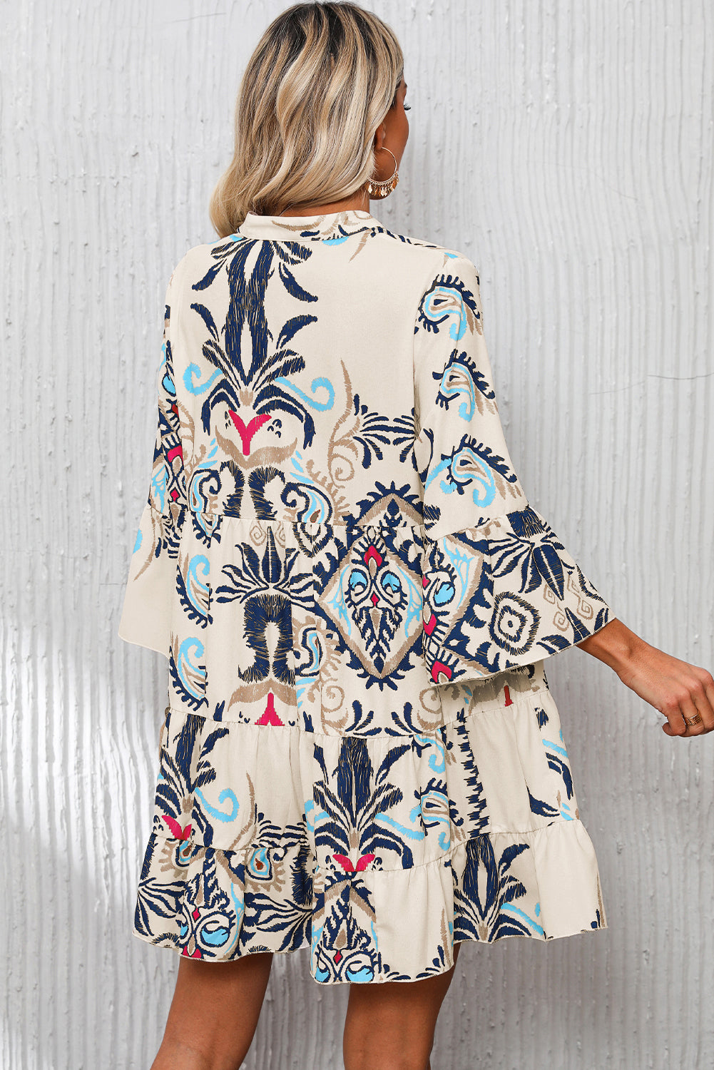 Wit bedrukte mini-jurk met tribal print, armband, mouwen en knopen
