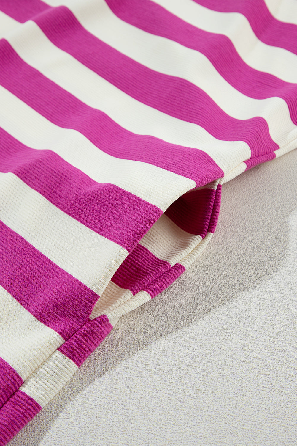 Roze gestreepte T-shirtjurk met kapmouwen en zakken