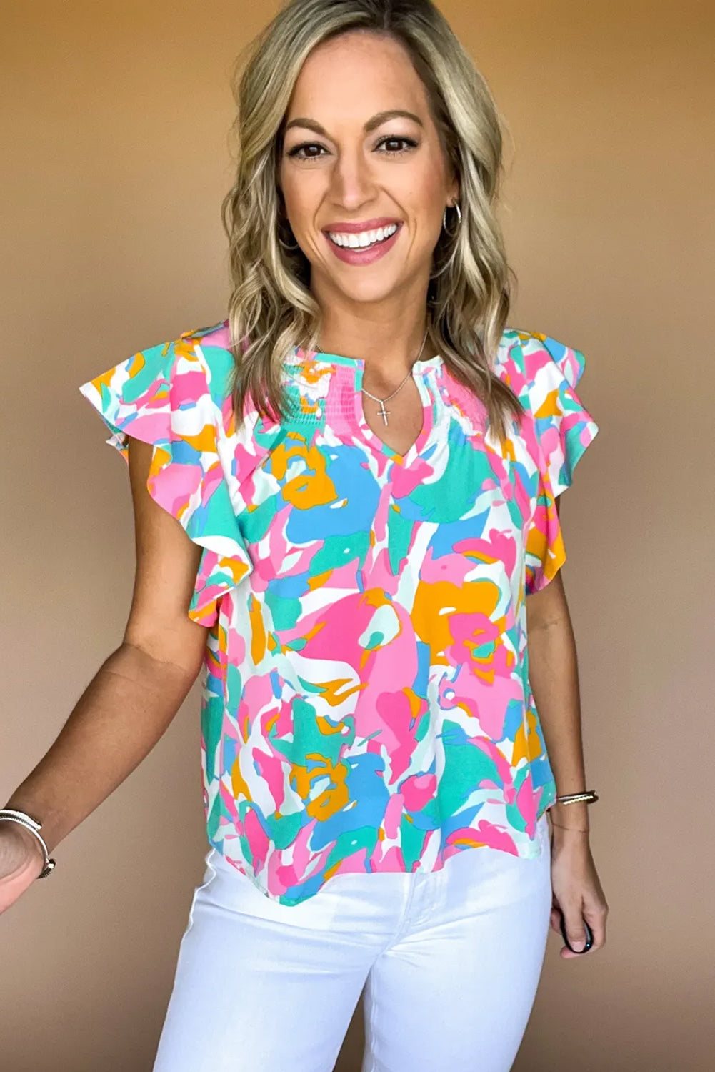 Veelkleurige blouse met abstracte print en gekerfde hals en fladdermouwen