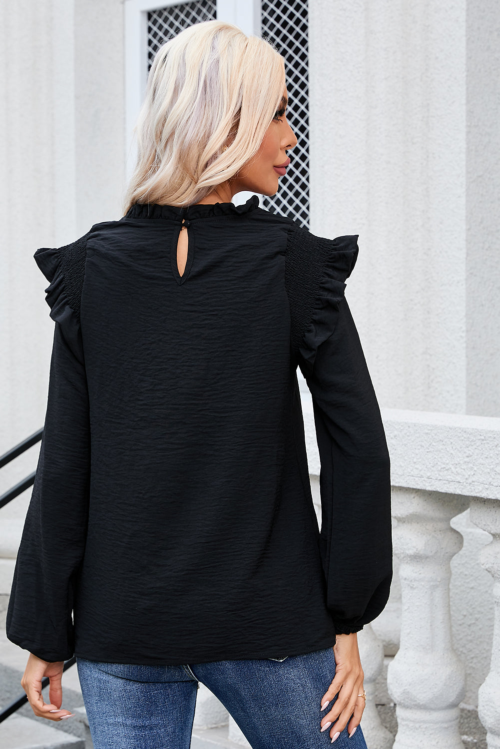 Zwarte blouse met ruches en ruches en bubbelmouwen