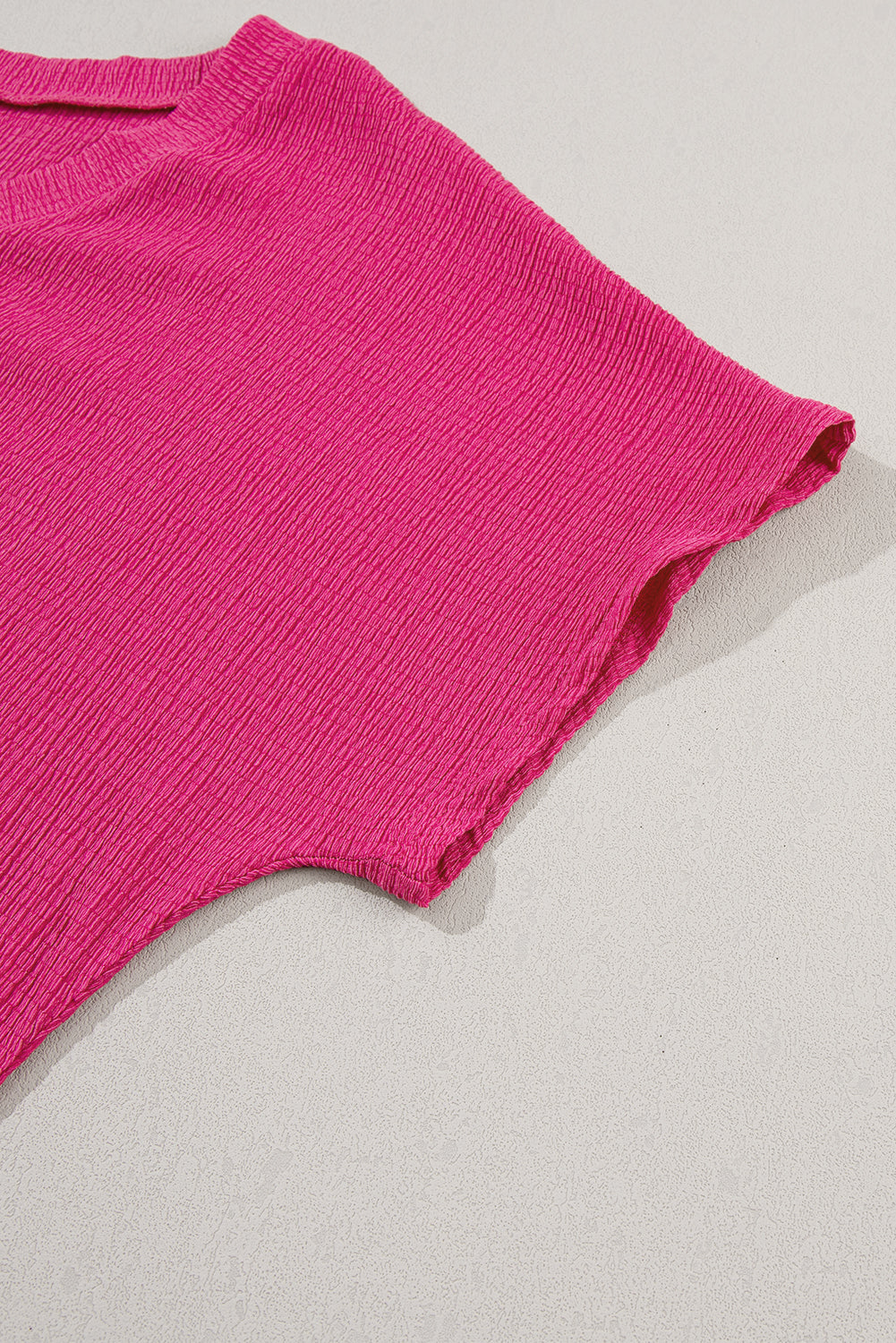 Felroze gerimpeld T-shirt met V-hals en wijde mouwen