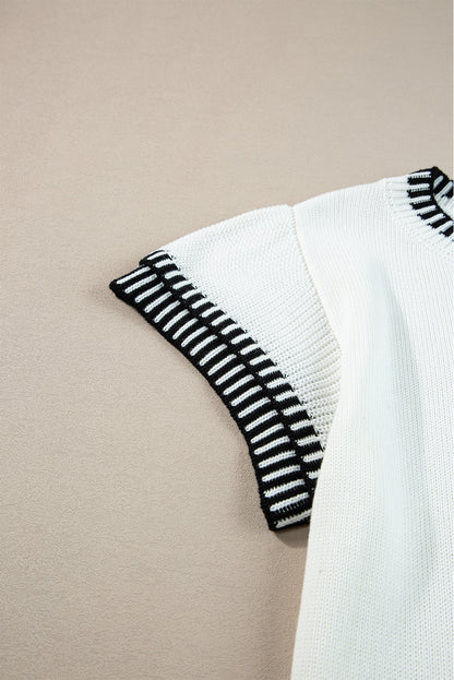 Witte gebreide top met contrasterende rand en ronde hals, vleermuismouwen