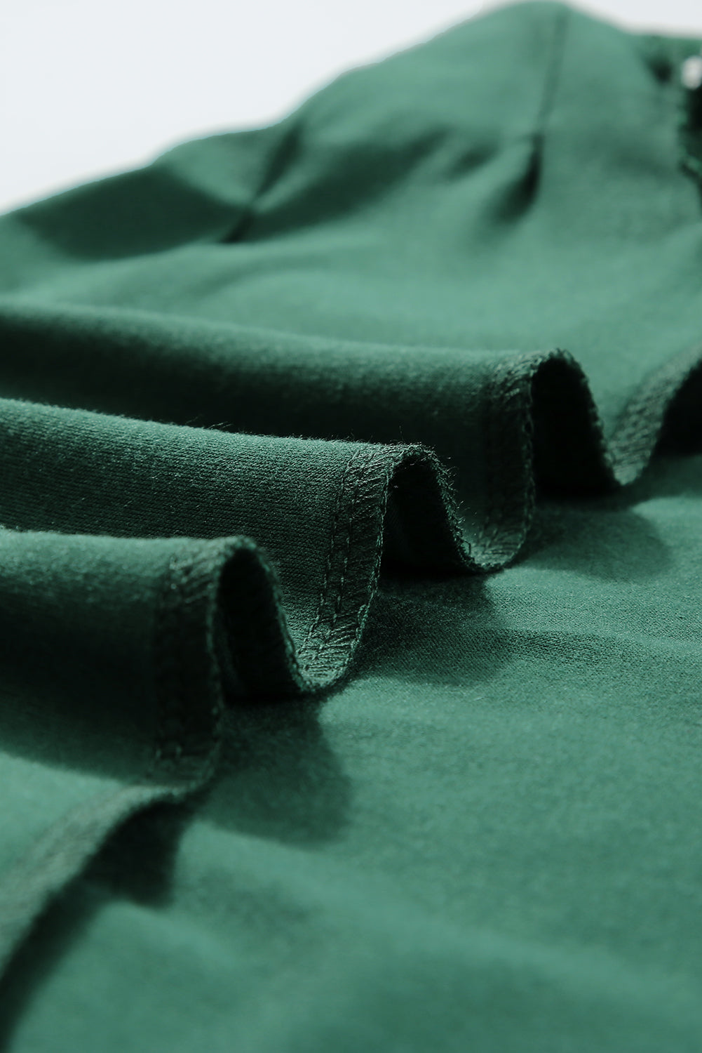 Zwartachtig groen T-shirt met contrasterende kanten raglanmouwen en gefelst detail