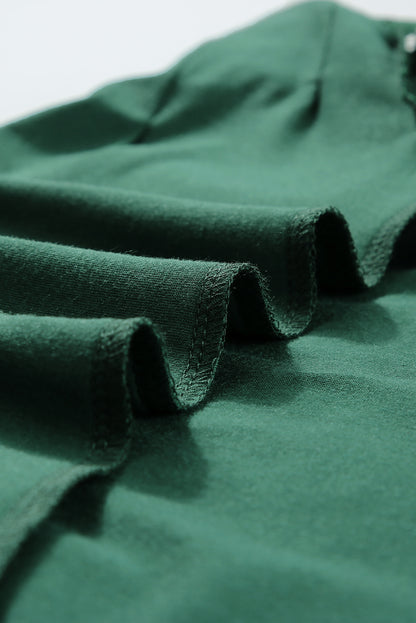 Zwartachtig groen T-shirt met contrasterende kanten raglanmouwen en gefelst detail