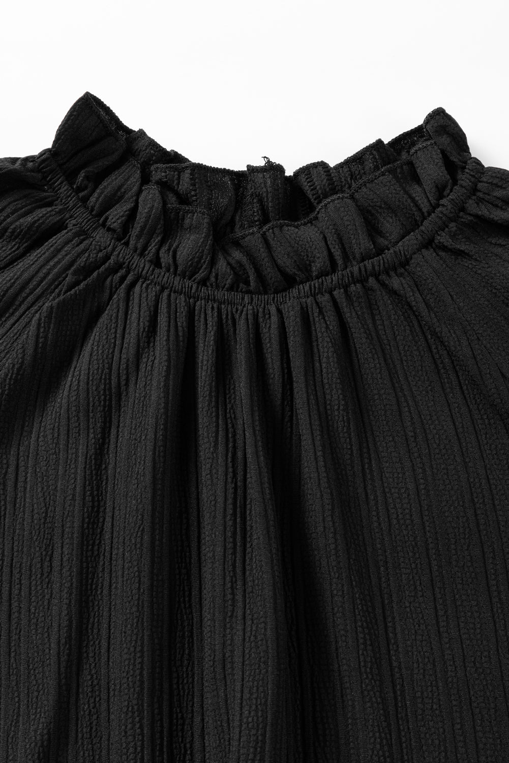 Zwarte blouse met ruches en rimpelige bubbelmouw
