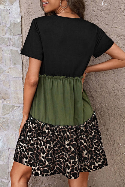 T-shirtjurk met junglegroene luipaardprint en kleurvlakken met ruches