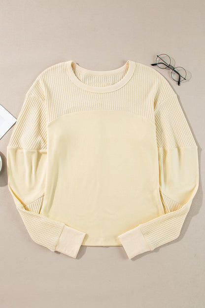 Beige thermisch gebreide patchwork blootgestelde naad lange mouw top