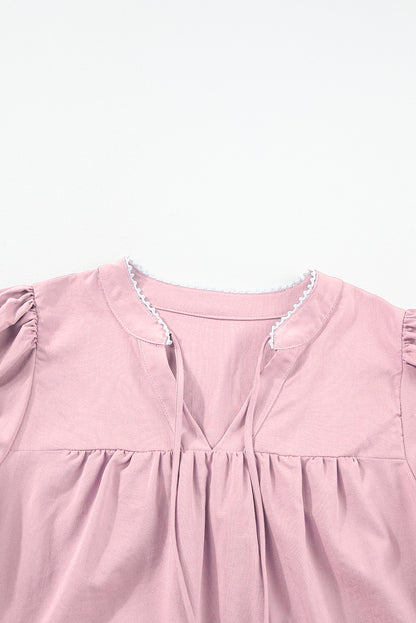 Roze bloemen geborduurde blouse met split aan de hals en pofmouwen