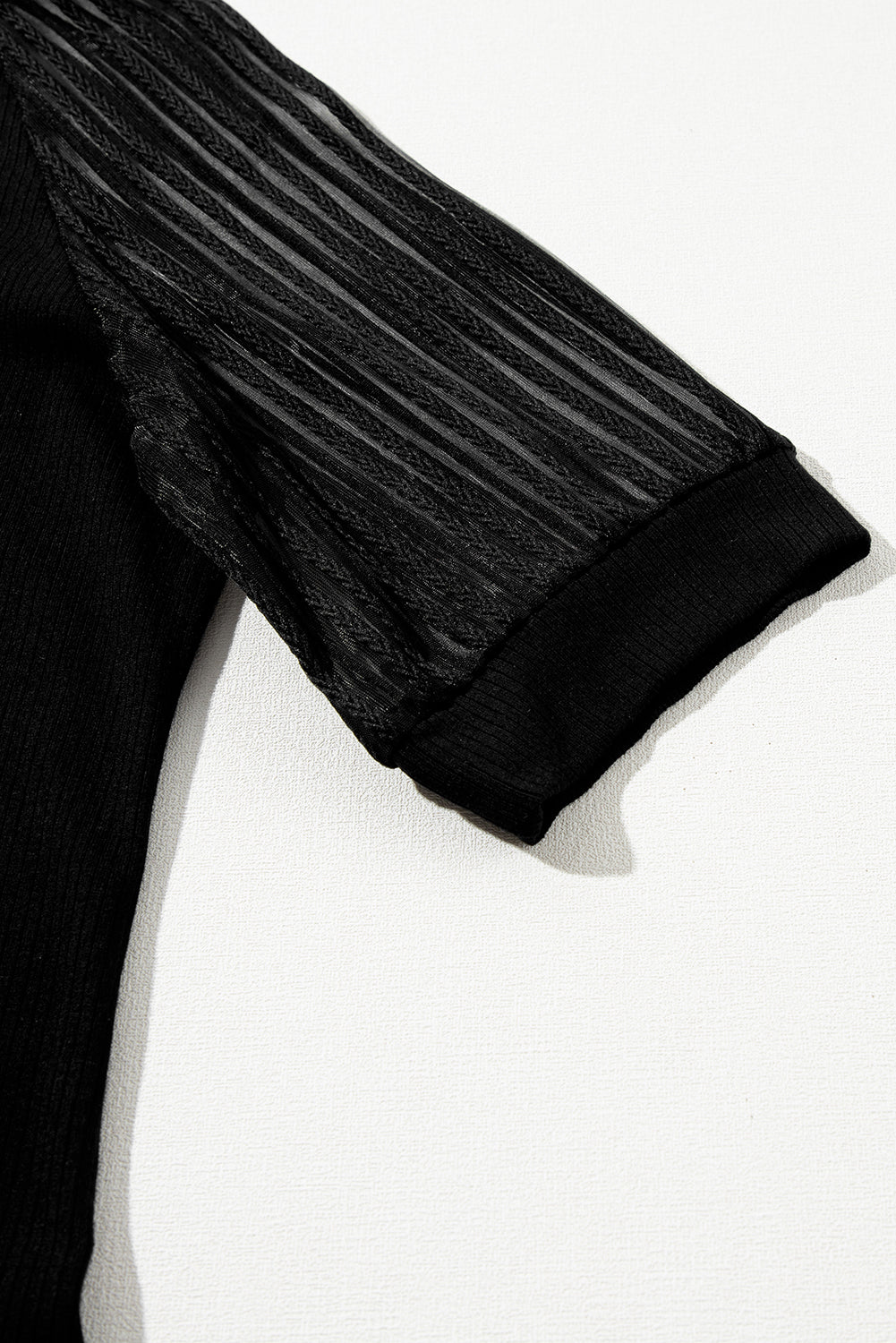 Zwart gestreept T-shirt met ronde hals en mesh mouwen
