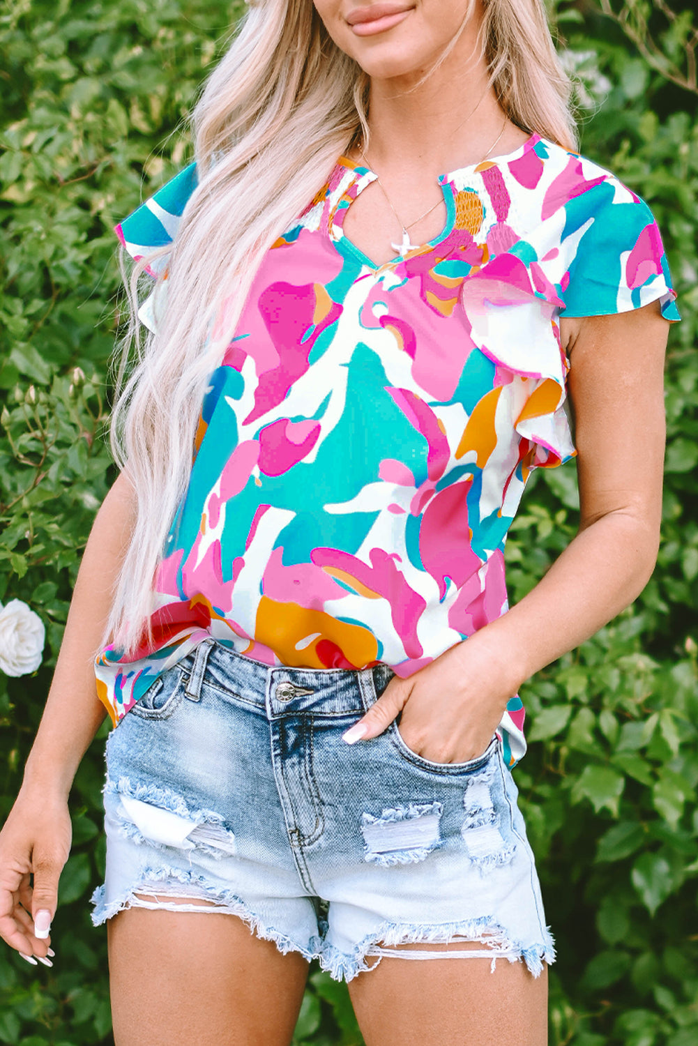 Veelkleurige blouse met abstracte print en gekerfde hals en fladdermouwen