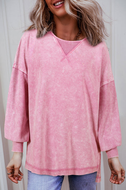 Aardbeienroze sweatshirt met lage schouder en minerale wassing
