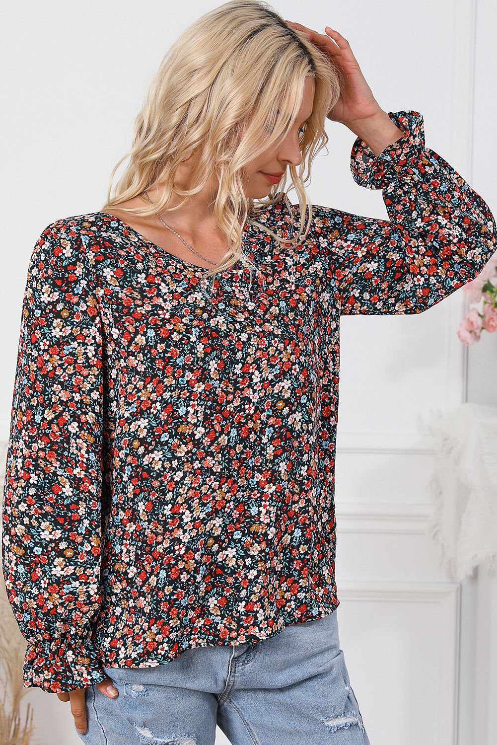 Vurig rode V-vormige kanten patch-up-blouse met ruches en bladerdeegmouwen