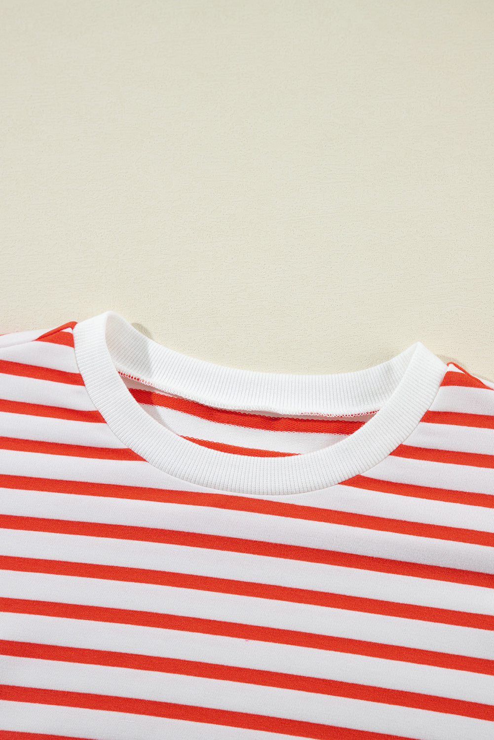 Oranje gestreept los sweatshirt met lage schouder en ronde hals