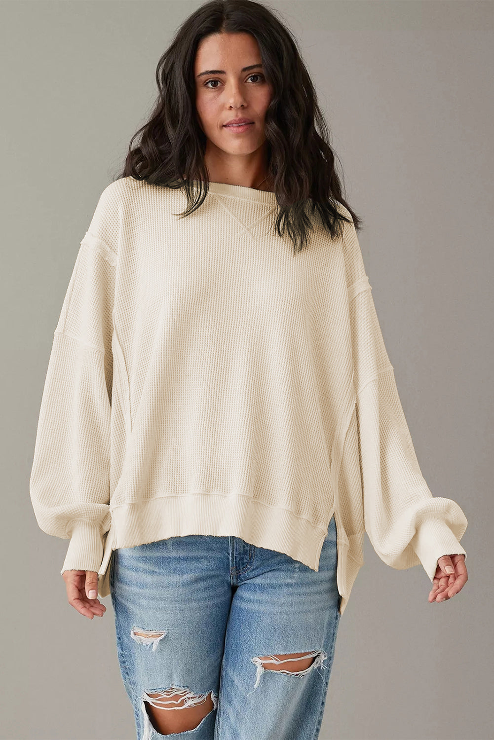 Wit wafelgebreid oversized sweatshirt met bisschopsmouwen en split