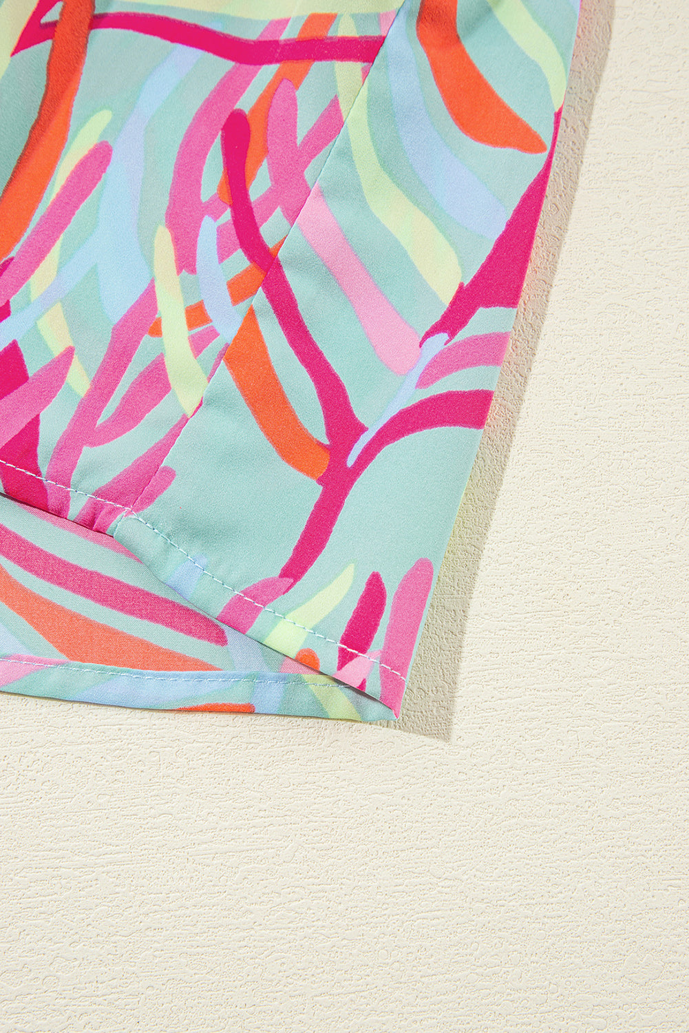 Lichtblauwe Ricrac-jurk met gelaagde pofmouwen met abstracte print