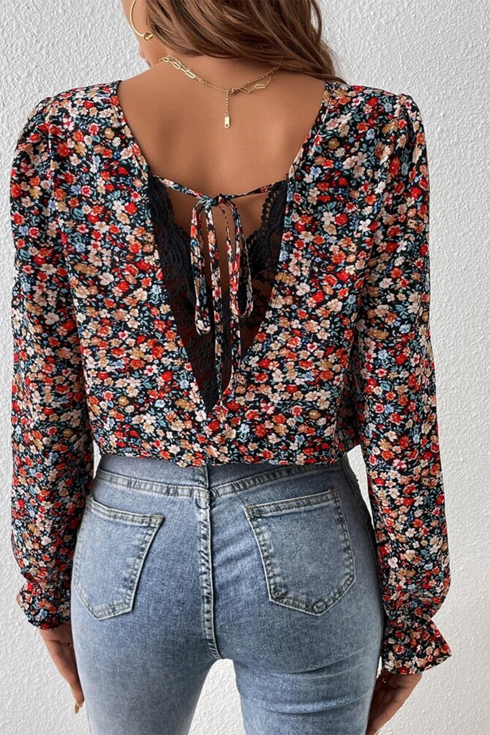 Vurig rode V-vormige kanten patch-up-blouse met ruches en bladerdeegmouwen