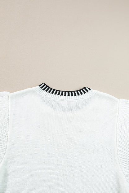 Witte gebreide top met contrasterende rand en ronde hals, vleermuismouwen