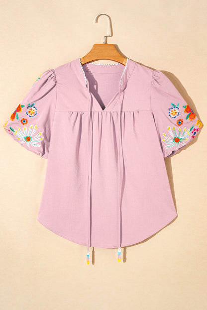Roze bloemen geborduurde blouse met split aan de hals en pofmouwen
