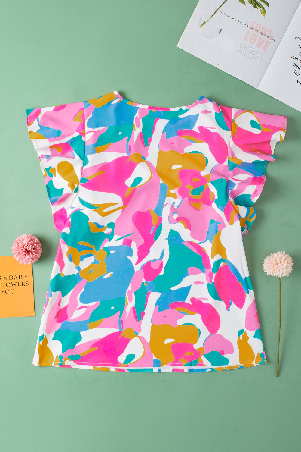Veelkleurige blouse met abstracte print en gekerfde hals en fladdermouwen