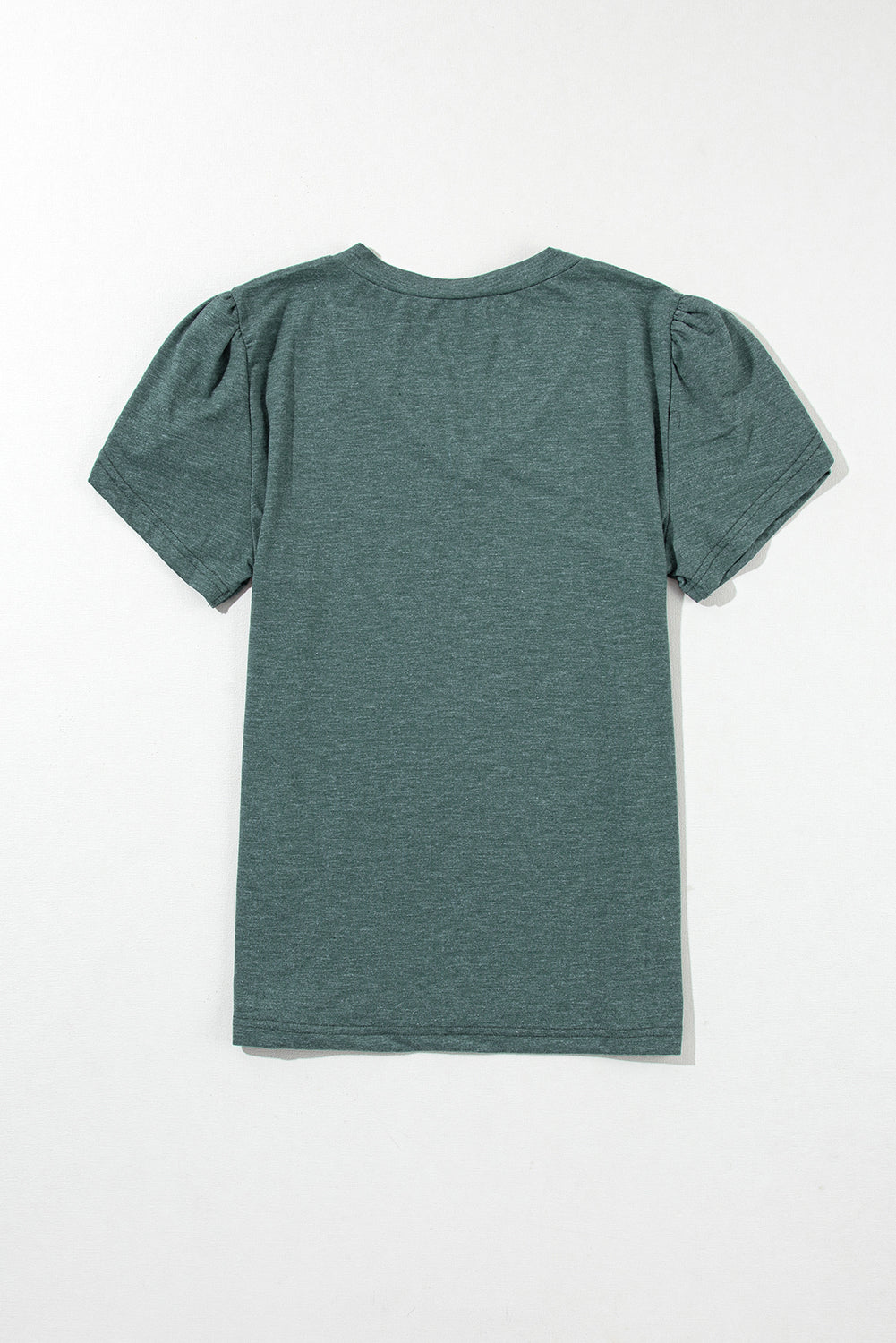 Mistgroen mode T-shirt met V-hals en bloemmouwen