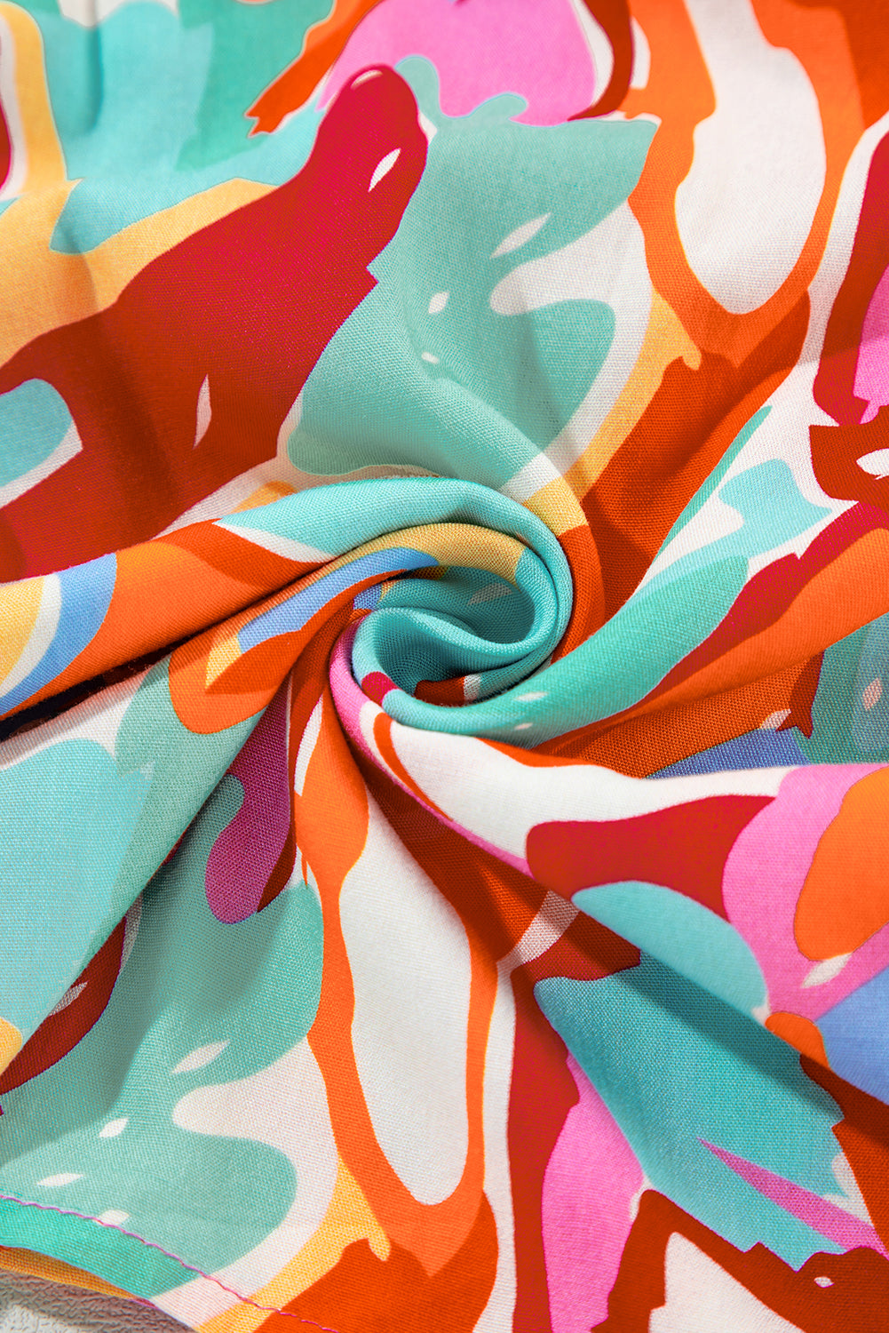 Rozerode blouse met abstracte print en trekkoord met V-hals en halve mouw