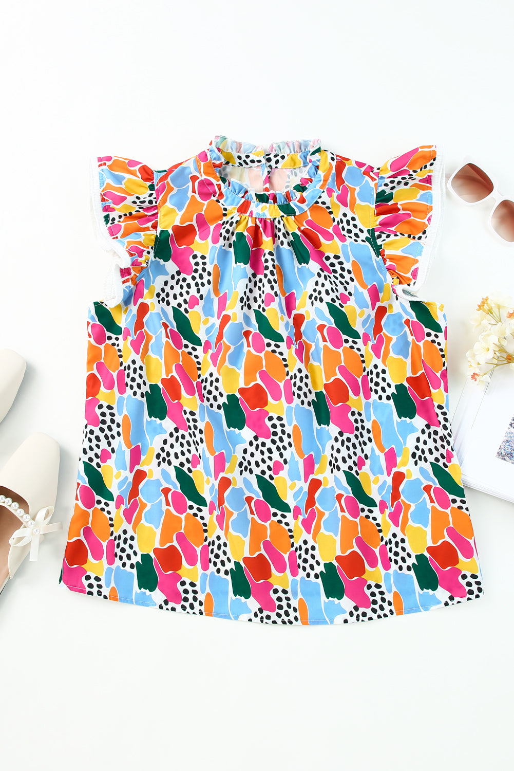 Top met hoge hals en fladdermouwen met veelkleurige abstracte print