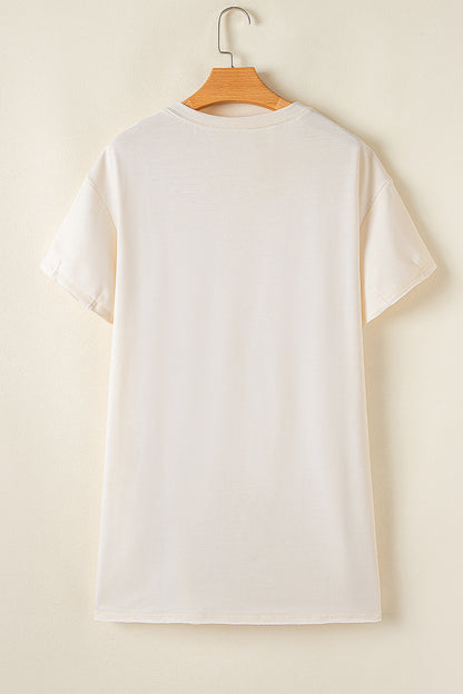 Wit grafische t -shirtjurk met witte bloemen.