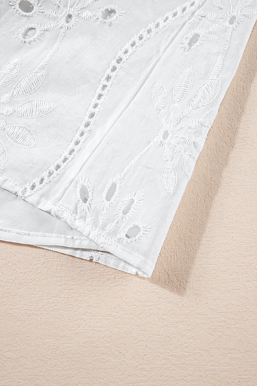 Witte tanktop met geknoopte bandjes en V-hals met borduurmotief