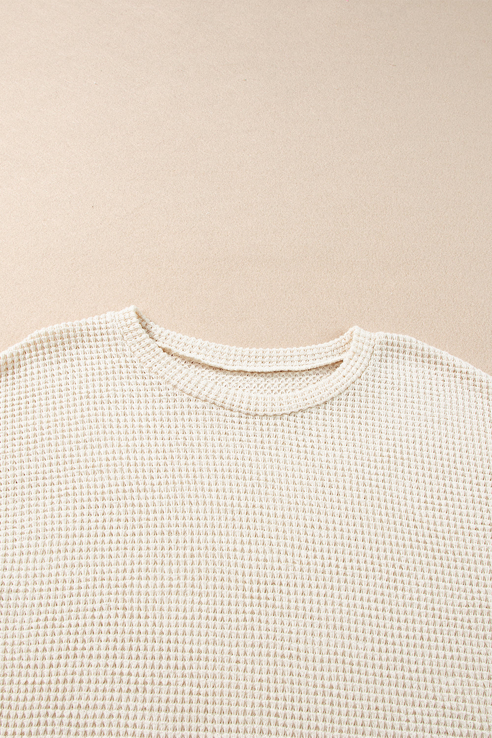 Beige korte tweedelige set met franjes en getextureerde rand