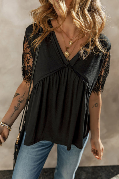 Zwarte babydoll-top met kanten mouwen en V-hals en ruches