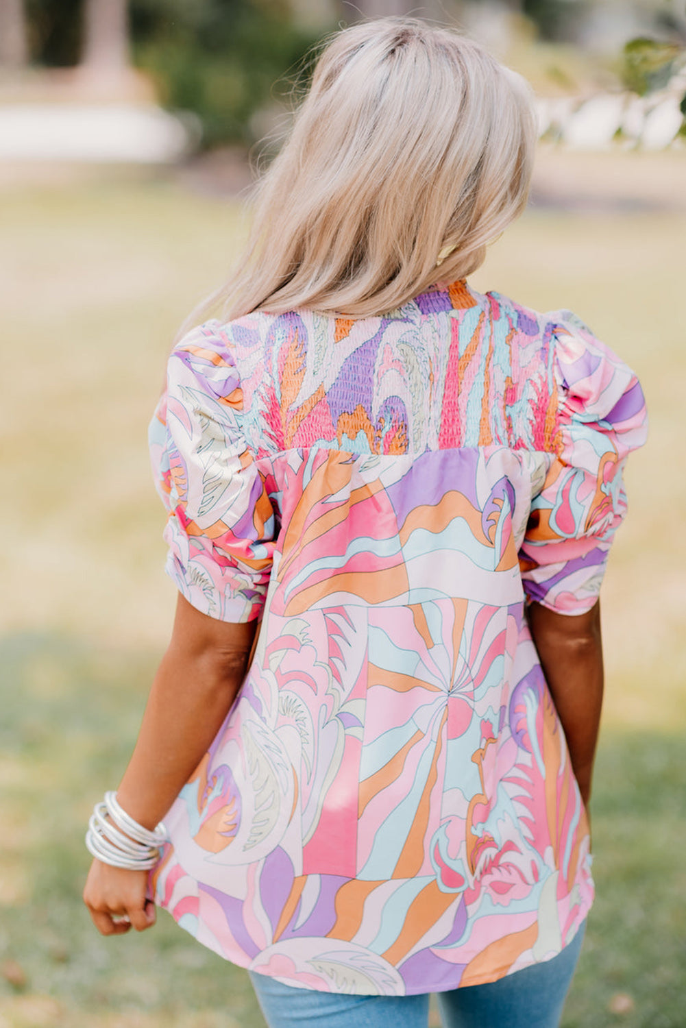Roze blouse met abstracte print en bubbelmouwen en kieldetail
