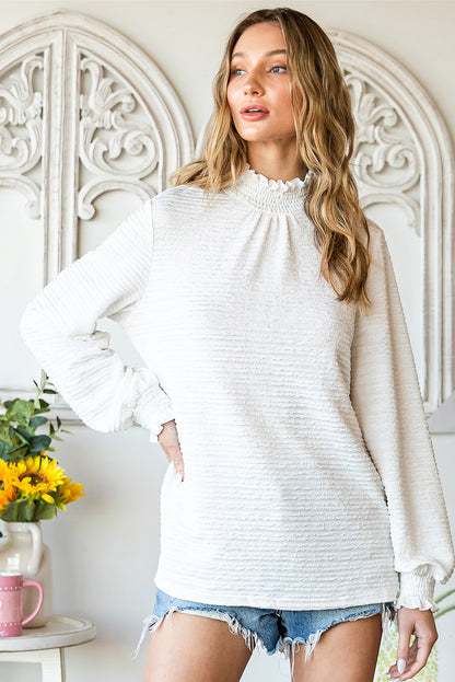 Witte blouse met gesmokte hals en bisschopsmouwen met ruches