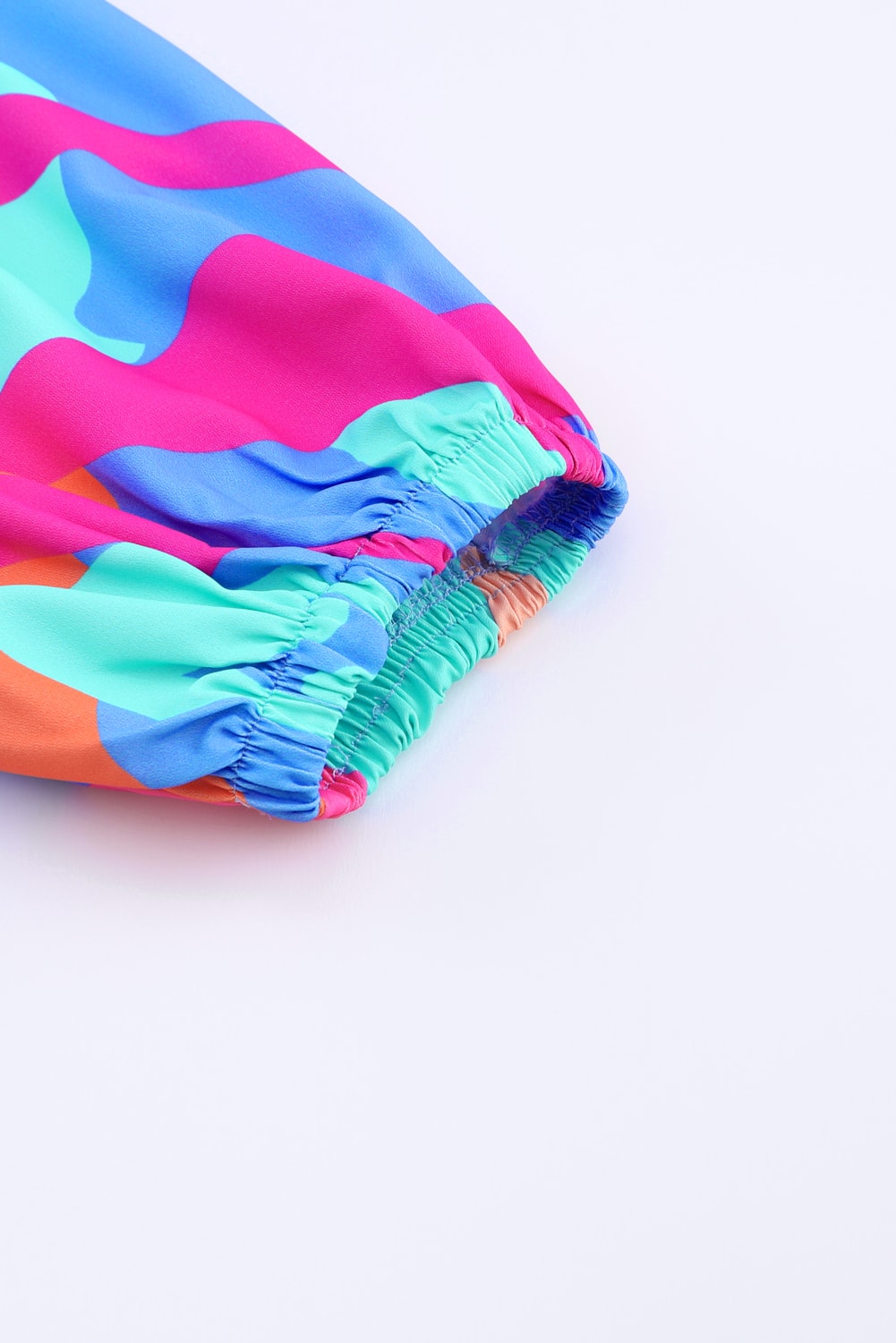 Jurk met veelkleurige abstracte print en V-hals en pofmouwen