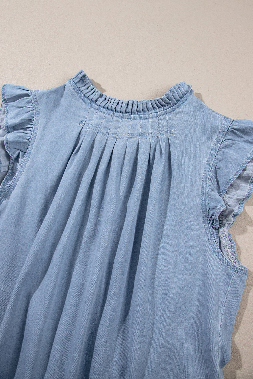 Beau blauwe retro chambray top met geplooide knoopsluiting op de rug