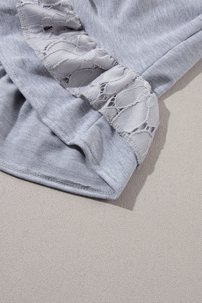 Lichtgrijze T-shirtjurk met kanten bloemenpatchwork en ruches