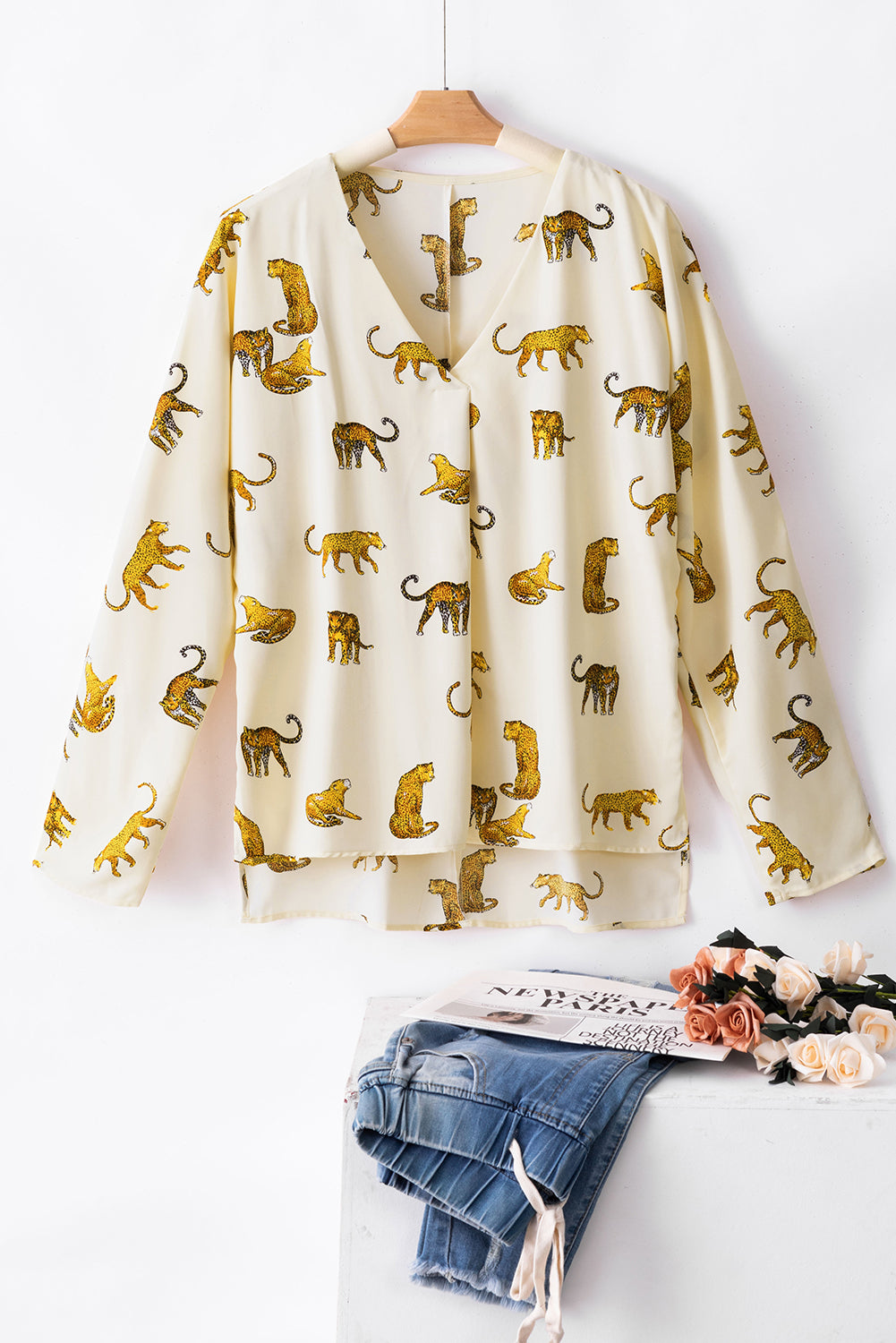 Losvallende blouse met V-hals en abrikozenprint met luipaardprint en tabmouwen