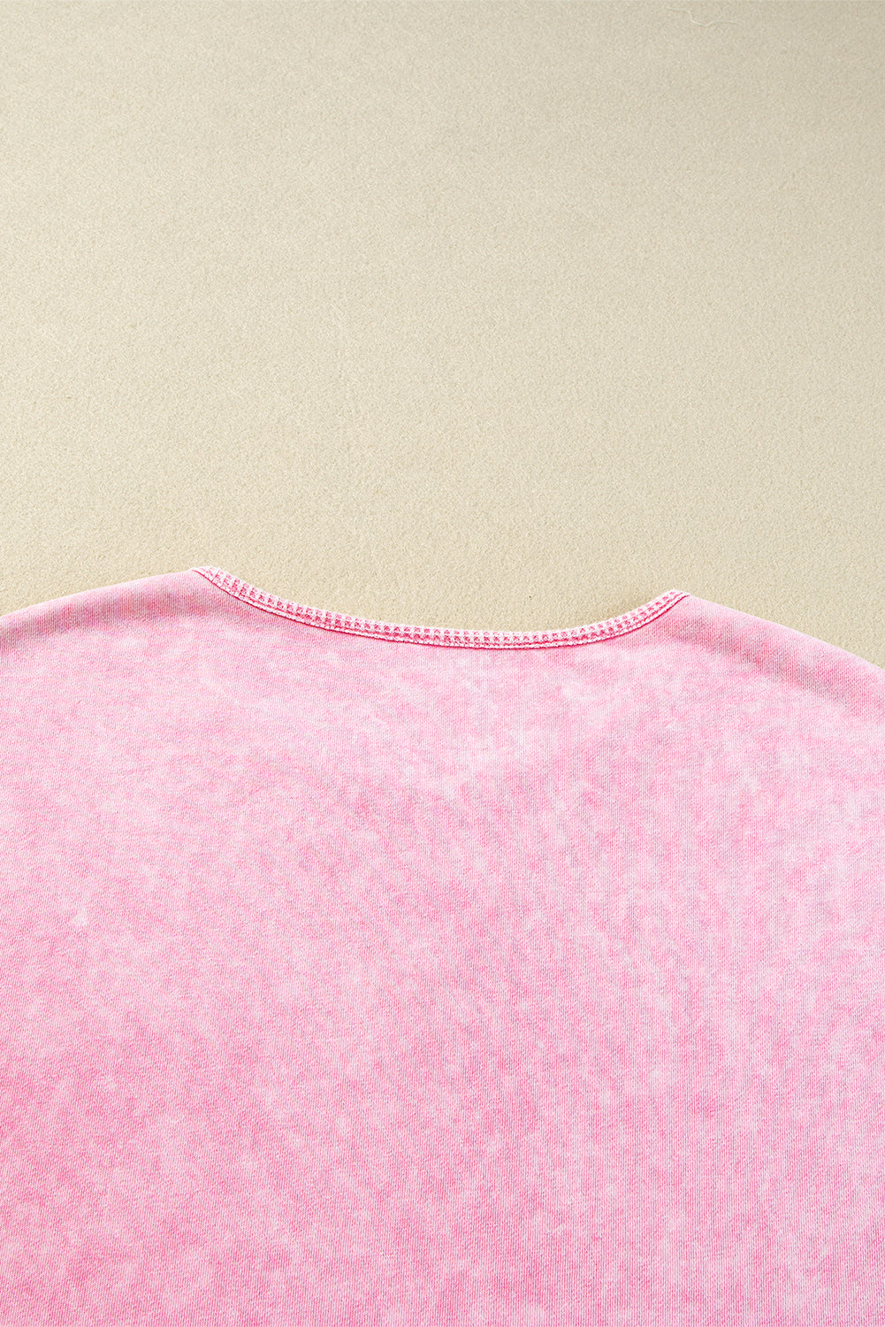 Aardbeiroze minerale wassing met zichtbare naad en oversized oversized T-shirt
