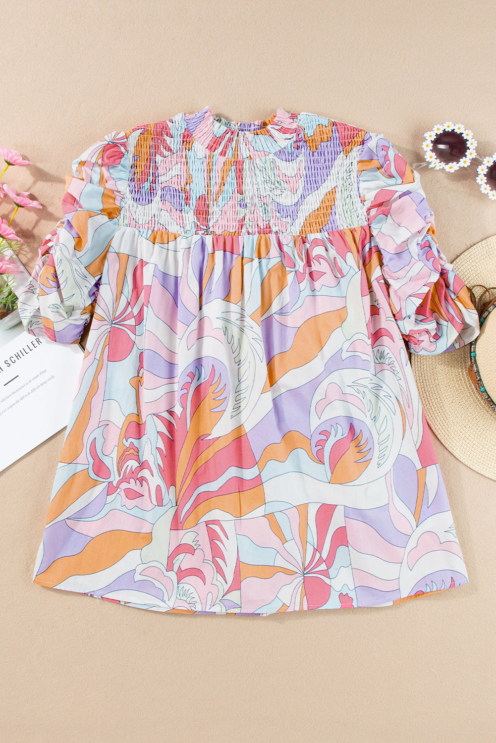 Roze blouse met abstracte print en bubbelmouwen en kieldetail