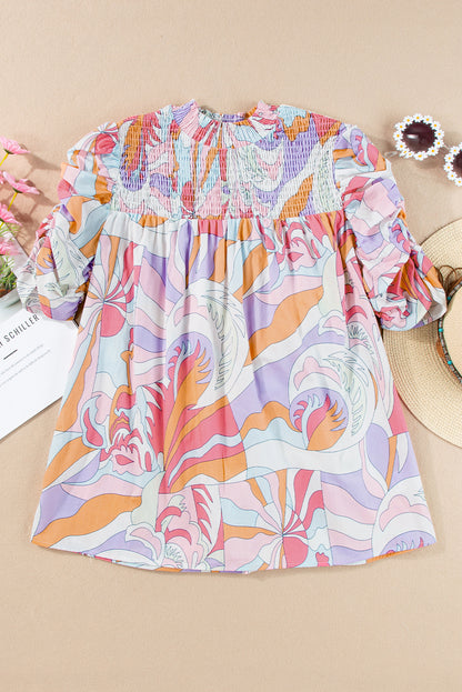 Roze blouse met abstracte print en bubbelmouwen en kieldetail