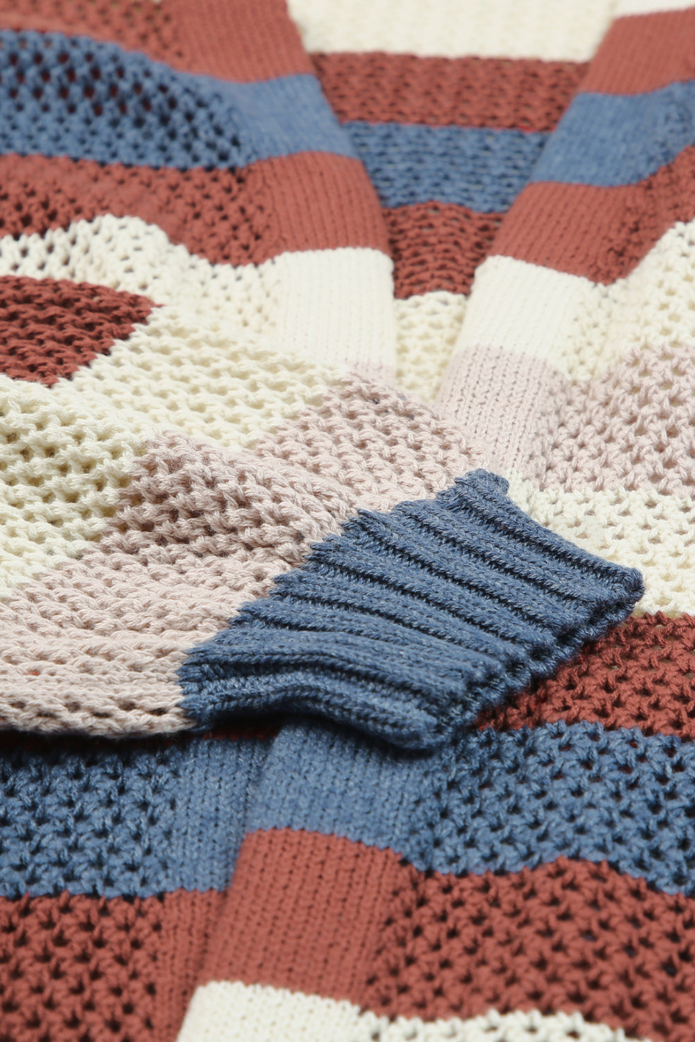 Blauw gestreept uitgehold gebreid vest met kleurenblokken