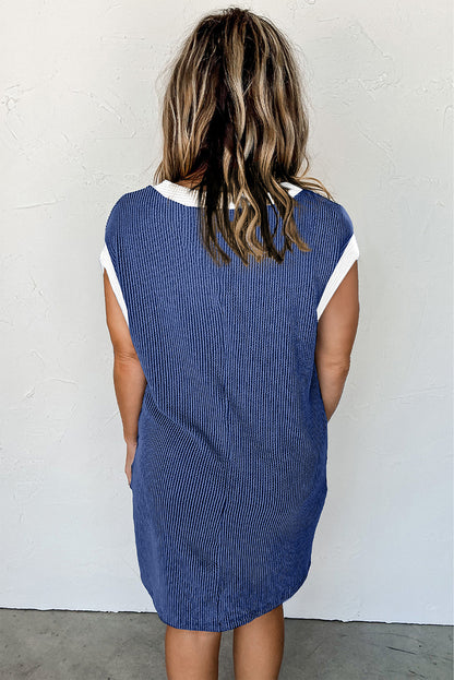 Zeilblauwe, geribde T-shirtjurk met getextureerde kapmouwen