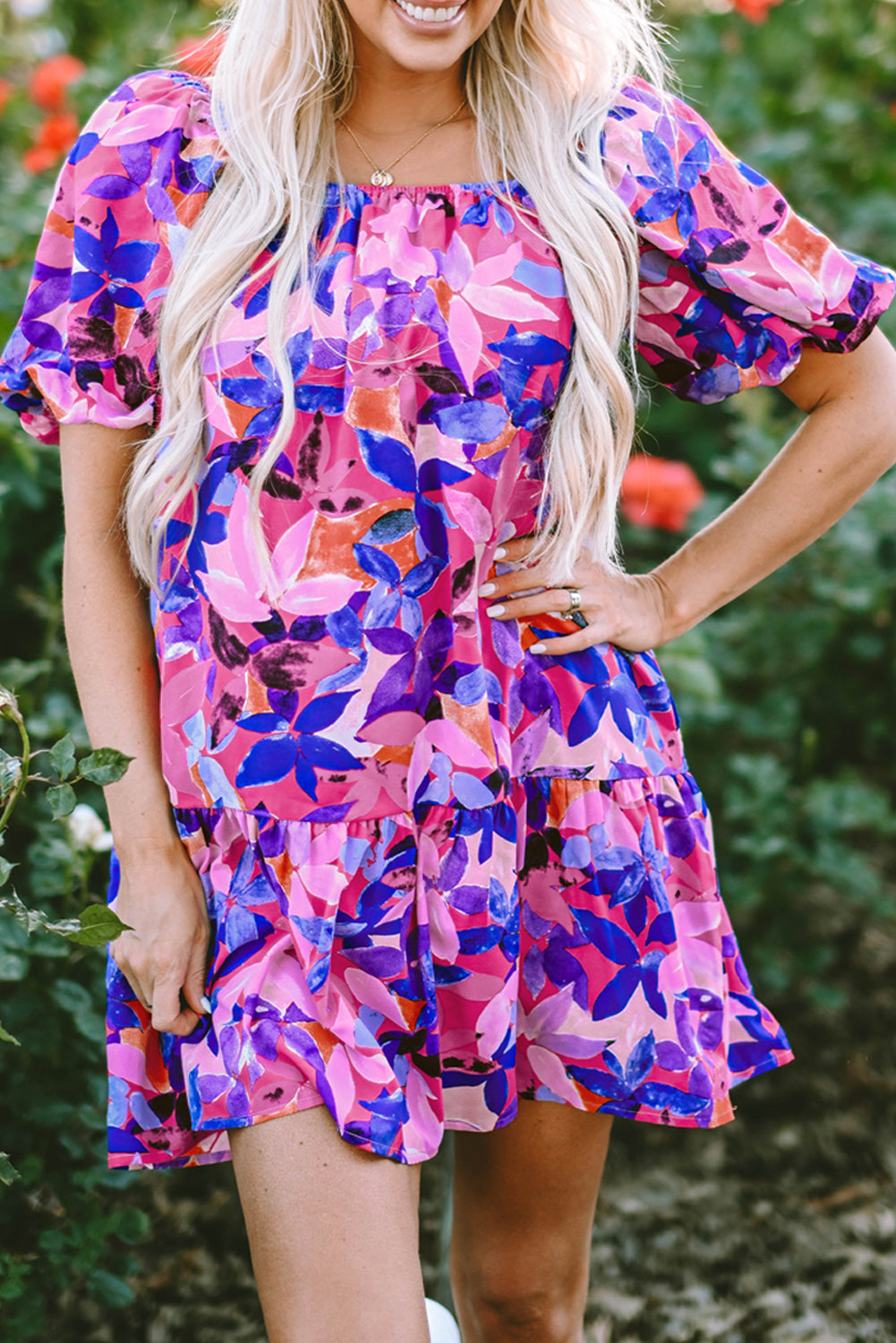 Paarse bloemenprint korte jurk met ruches en pofmouwen