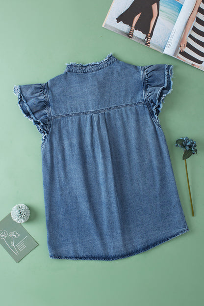 Ashleigh blauwe gegolfde denim top met knopen aan de voorkant en ruches