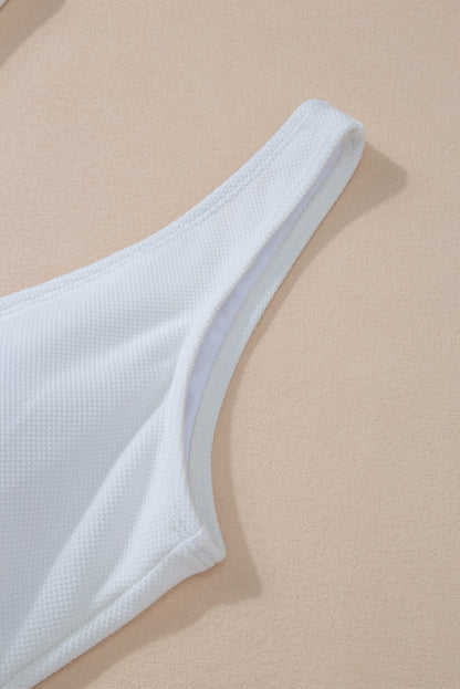 Wit asymmetrisch badpak met ruches en strikband in de taille