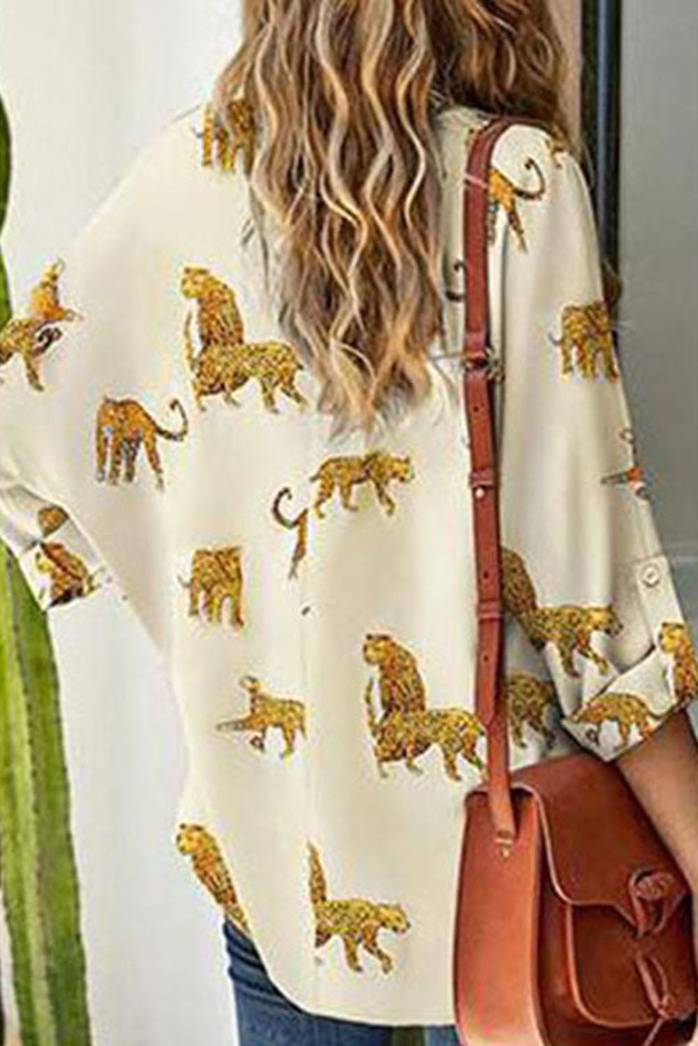 Losvallende blouse met V-hals en abrikozenprint met luipaardprint en tabmouwen