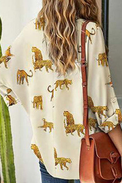 Losvallende blouse met V-hals en abrikozenprint met luipaardprint en tabmouwen