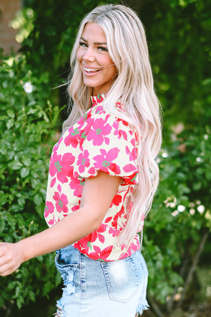 Beige blouse met bloemenpofmouwen en ruches aan de halslijn