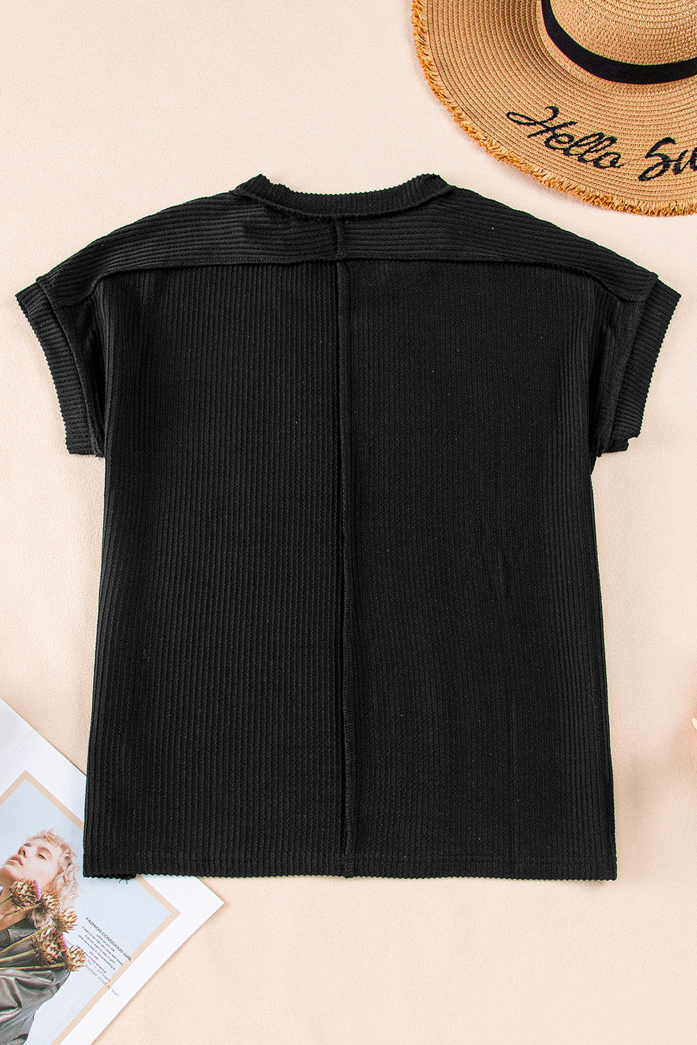 Zwart getextureerd gebreid T-shirt met zichtbare stiksels