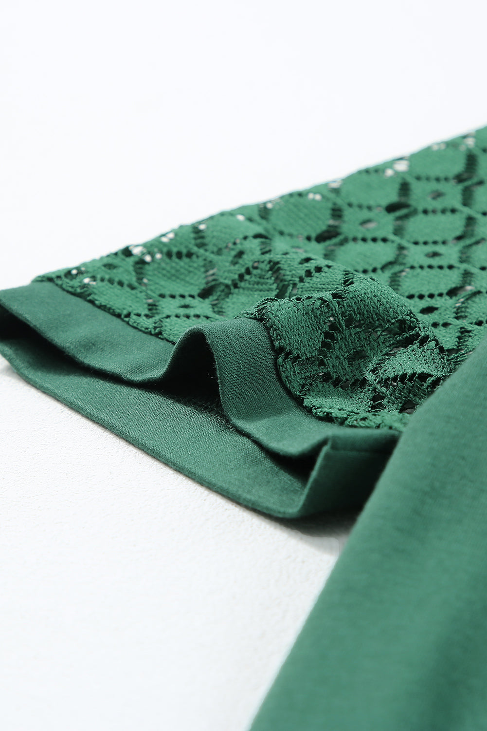 Zwartachtig groen T-shirt met contrasterende kanten raglanmouwen en gefelst detail